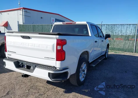 2021 Chevrolet Silverado 1500 2Wd Short Bed Custom z USA, uszkodzony, nr VIN 1GCPWBEK4MZ338313
